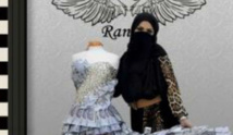 مصممة أزياء سعودية تصمم فستانا من النقود مستخدمة مليون ريال