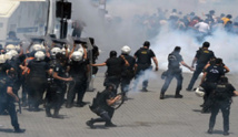 شرطة مكافحة الشغب تقتحم ساحة تقسيم مركز التظاهرات في اسطنبول