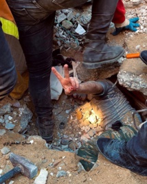 اشارة نصر من تحت الانقاض بغزة - مواقع التواصل اشارة نصر من تحت الانقاض بغزة - مواقع التواصل