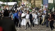قتيل في اشتباكات بين انصار الرئيس مرسي ومعارضيه والجيش يبدا تامين المنشات