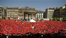 إطلاق مهرجان ركض الثيران الجاذب لمئات آلاف السياح في مدينة بامبولونا الاسبانية