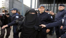 تظاهرة بمركز للشرطة الفرنسية بعد توقيف رجل اعترض على تفتيش زوجته المنقبة