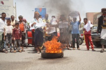 مئات اليمنيين يتظاهرون في تعز ضد الفساد وغياب الخدمات مئات اليمنيين يتظاهرون في تعز ضد الفساد وغياب الخدمات