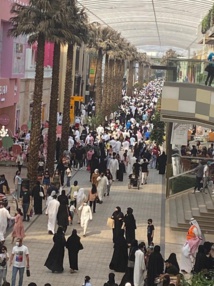 قرار الكويت بمنع غير الملقحين من دخول المجمعات يثير موجة غضب قرار الكويت بمنع غير الملقحين من دخول المجمعات يثير موجة غضب