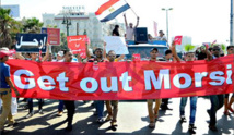 معارضو مرسي يلعبون على وتر الوطنية ومثقفوهم يشيدون بالعسكر