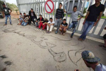  معتصمون تونسيون يعيدون نصب خيامهم بعد تدخل وزير الداخلية