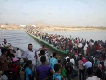 الاف الاكراد الجائعين والخائفين يتدفقون الى العراق من سوريا