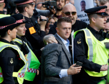 تومي روبنسون محاطا برجال الشرطة تومي روبنسون محاطا برجال الشرطة