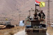 الصورة ارشيفية لعلمي قسد والنظام الصورة ارشيفية لعلمي قسد والنظام