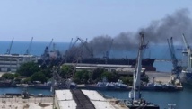 دخان يتصاعد من سفينة محترقة بميناء سوري