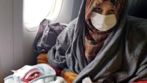 الام الافغانية وطفلتها بالطائرة التركية الام الافغانية وطفلتها بالطائرة التركية