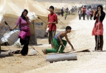 اللاجئون السوريون في مخيم الزعتري يبدأون استخدام نظام القسائم لشراء الطعام