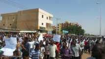 مظاهرات في أحد شوارع الخرطوم