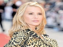 انستازيا تخضع لجراحة لاستئصال الثديين عقب إصابتها بالسرطان مرة أخرى انستازيا تخضع لجراحة لاستئصال الثديين عقب إصابتها بالسرطان مرة أخرى