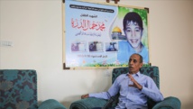 والد محمد الدرة مع صورته في صدر مجلس الاسرة