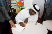 الحظ الكويتي يوقع  كتابة " يقول المتوصف " مستعيدا الحكم والامثال في معرض " العين تقرأ " بالامارات 