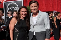 نجمة كرة القدم الاميركية تتزوج من زميلتها نجمة كرة القدم الاميركية تتزوج من زميلتها