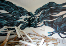 لوحات فنيه علي احد الجدران الداخله لعماره رقم 13 تمثل فن الشارع