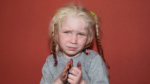 طفلة شقراء أجنبية تبلغ من العمر أربعة أعوام عثر عليها في مخيم لغجر الروما.