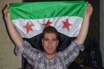 نبيل شربجي يرفع علم الثورة السورية نبيل شربجي يرفع علم الثورة السورية
