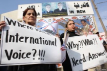 عراقيون مسلمون يناشدون مواطنيهم المسيحيين البقاء بعد ثلاثة اعوام من مهاجمة كنيسة عراقيون مسلمون يناشدون مواطنيهم المسيحيين البقاء بعد ثلاثة اعوام من مهاجمة كنيسة