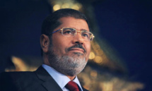 مرسي يمثل امام المحكمة مرسي يمثل امام المحكمة