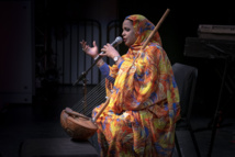نورا منت سيمالي، واحدة من أبرز المبعوثين الموسيقيين في موريتانيا، تقدم عرضًا في مسرح كينيدي سنتر ميلينيوم لمهرجان مبادرة الحرية الفنية السنوي للفنون، نوفمبر/تشرين الثاني 2019.