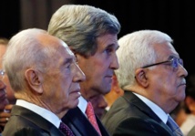 كيري يسعى جاهدا لابقاء الاسرائيليين والفلسطينيين حول طاولة المفاوضات كيري يسعى جاهدا لابقاء الاسرائيليين والفلسطينيين حول طاولة المفاوضات