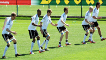 نجوم كأس العالم الألمان يستعرضون مهاراتهم الكروية في دبي