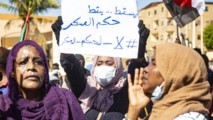لافتات يسقط حكم العسكر تملأ شوارع الخرطم- ايه ايه