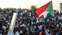 سودانيون يطالبون بالحكم المدني وتفرّيق تظاهرة أمام القصر الرئاسي سودانيون يطالبون بالحكم المدني وتفرّيق تظاهرة أمام القصر الرئاسي
