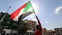 آلاف المتظاهرين السودانيين يصلون البوابة الجنوبية لقصر الرئاسة