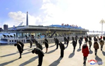 الكوريون ينحنون للزعيم الذي رحل قبل عشرة اعوام - سوشال ميديا الكوريون ينحنون للزعيم الذي رحل قبل عشرة اعوام - سوشال ميديا