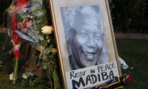 مئات يقتحمون حواجز الشرطة لوداع مانديلا قبل دفنه الاحد في مسقط رأسه