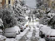 الثلوج تؤدي الى توقف الحركة على الطرق في الاردن والغاء او تأجيل رحلات جوية