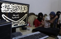 المعارضون السوريون بين سندان النظام ومطرقة الإسلاميين المتطرفين المعارضون السوريون بين سندان النظام ومطرقة الإسلاميين المتطرفين