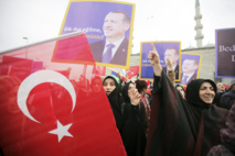 فضيحة الفساد تضعف اردوغان المهدد حاليا من الشارع السياسي التركي فضيحة الفساد تضعف اردوغان المهدد حاليا من الشارع السياسي التركي