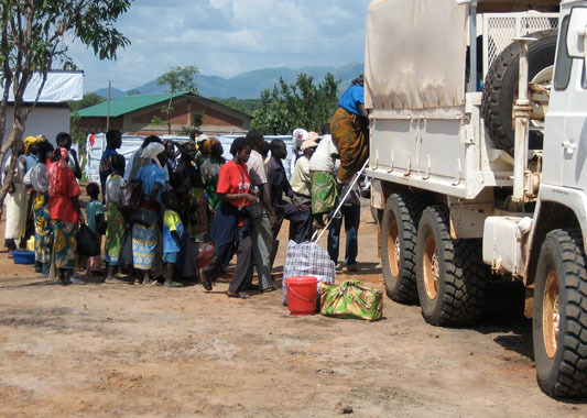 المئات من الجنوبيين يعبرون الحدود باتجاه السودان هربا من المعارك
