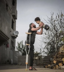 عمدة سيينا الايطالية يرحب باللاجيء السوري منذر وطفله مصطفى عمدة سيينا الايطالية يرحب باللاجيء السوري منذر وطفله مصطفى