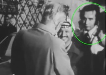 علي حسن سلامه خلف ياسر عرفات - سوشال ميديا علي حسن سلامه خلف ياسر عرفات - سوشال ميديا