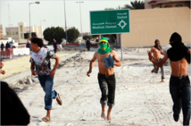 السجن لعشرة بحرينيين شيعة بتهمة الشروع بقتل عناصر من الشرطة السجن لعشرة بحرينيين شيعة بتهمة الشروع بقتل عناصر من الشرطة