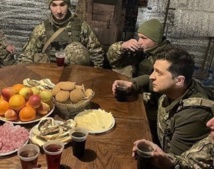 ارشيفية ..زيلينسكي مع جنوده وجنرالاته في غرفة عمليات ارشيفية ..زيلينسكي مع جنوده وجنرالاته في غرفة عمليات