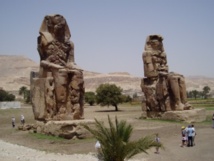 ترميم تمثالين ضخمين للملك امنحتب الثالث واعادة وضعها في الاقصر