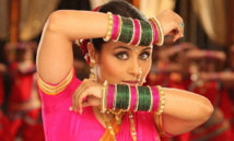 فرقة "بوليوود" الهندية الشهيرة تقدم عرضا فنيا بمطار القاهرة فور وصولها فرقة "بوليوود" الهندية الشهيرة تقدم عرضا فنيا بمطار القاهرة فور وصولها