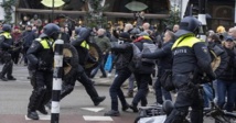 الشرطة الهولندية اثناء تفريق احتجاجات امستردام - سوشال