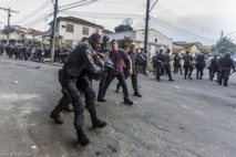 قبل انطلاق كاس العالم..تصاعد حدة التوتر بعد مقتل راقص في حي فقير بالبرازيل قبل انطلاق كاس العالم..تصاعد حدة التوتر بعد مقتل راقص في حي فقير بالبرازيل