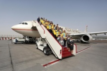 اللاعبون وأعضاء الجهاز الفني بنادي مانشستر سيتي لكرة القدم  أثناء الخروج من طائرة الاتحاد للطيران  في مطار أبوظبي الدولي