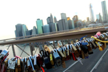 "أقفال الحب" تغزو جسر بروكلين و شرطه نيويورك تكافحها "أقفال الحب" تغزو جسر بروكلين و شرطه نيويورك تكافحها