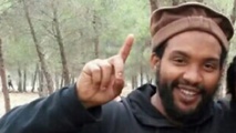 القبض على "آين ديفيس"، البالغ 38 عاما، عقب وصوله إلى مطار لوتون - بي بي سي
