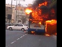 بحرينيون غاضبون يضرمون النار في سيارة للشرطة بعد مقتل فتى